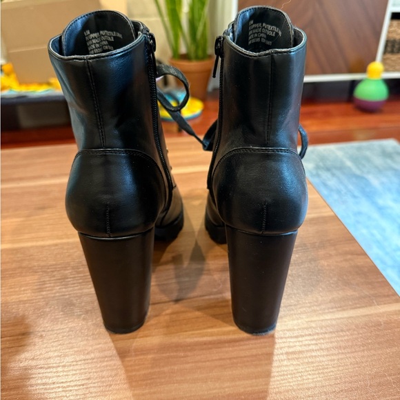 Express Women’s platform lace-up boots - Picture 3 of 5